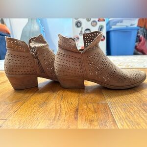 Parker & Sky tan booties - sz 9 - cute spring booties - used - brown ankle boots